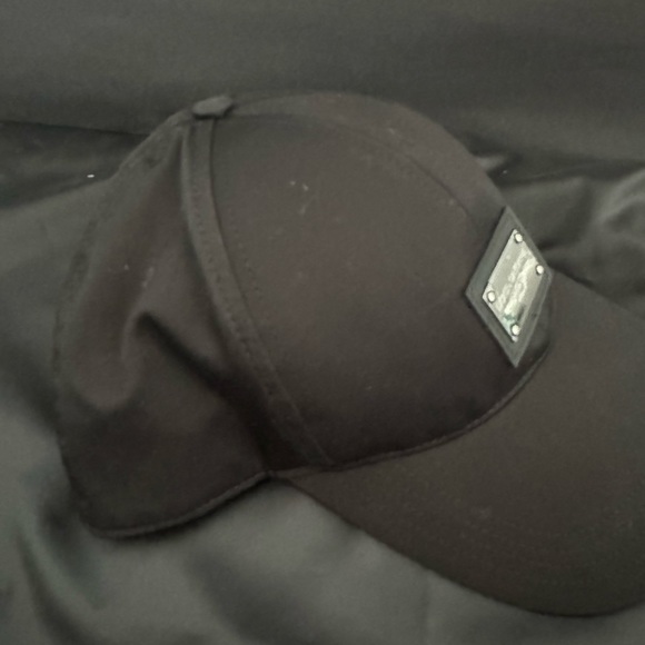 Dolce&gabbana cap size of this cap is 57 its black comes with dustbag - Picture 4 of 5